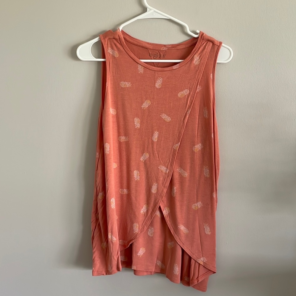 A:glow tulip style nursing tank. Good condition. Size S